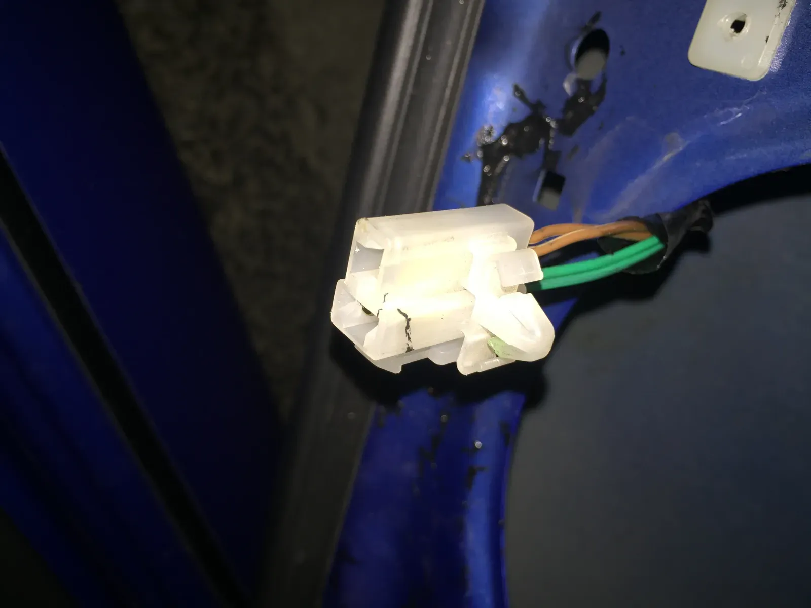 スピーカー接続カプラー。このままでは刺さらないけど、プラスチック部だけを壊せば、中はギボシ端子なのでスピーカーに直接刺せる！