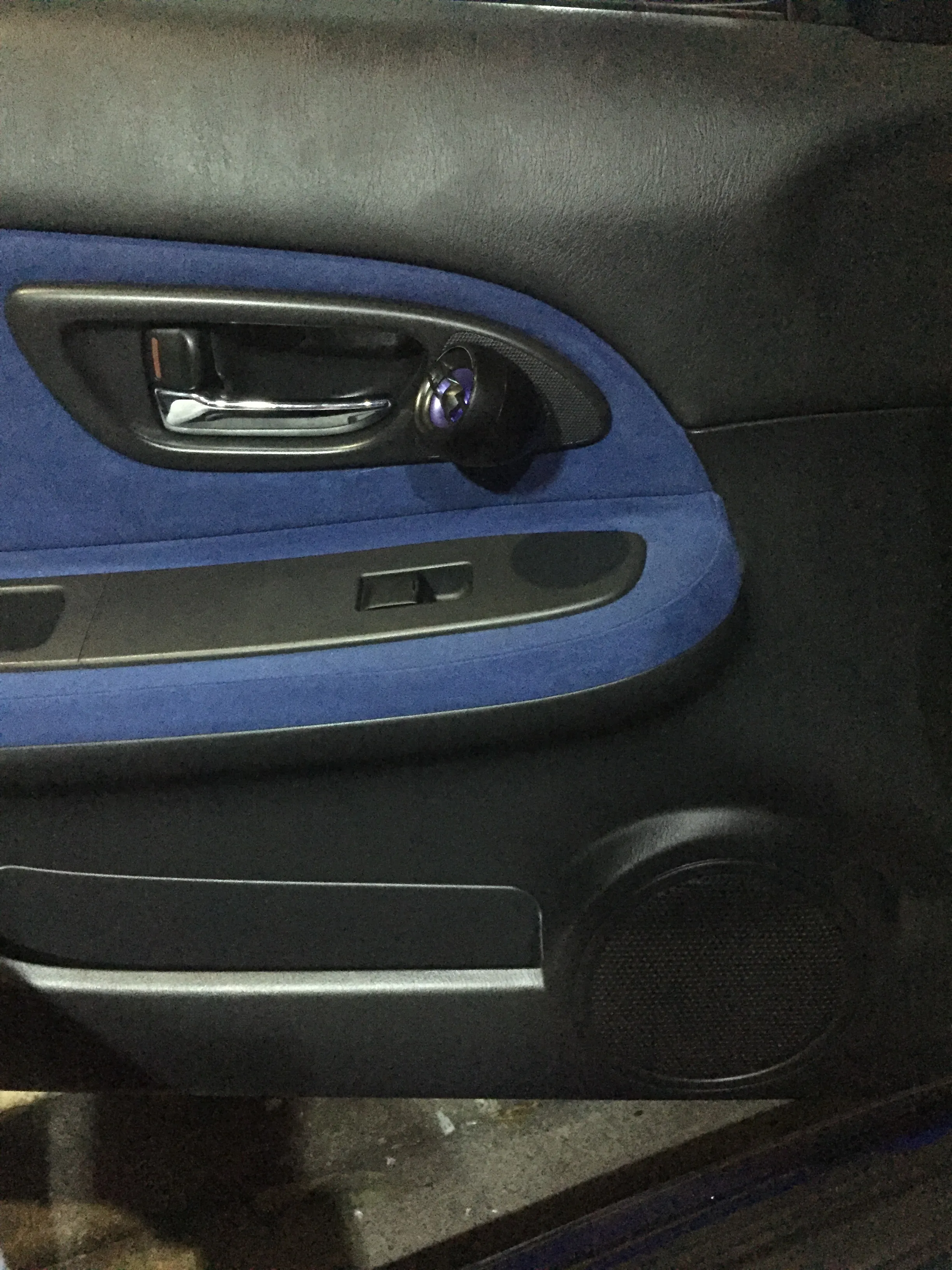 サテライトスピーカーは、ここにつけた。網に穴を空けてマウント。