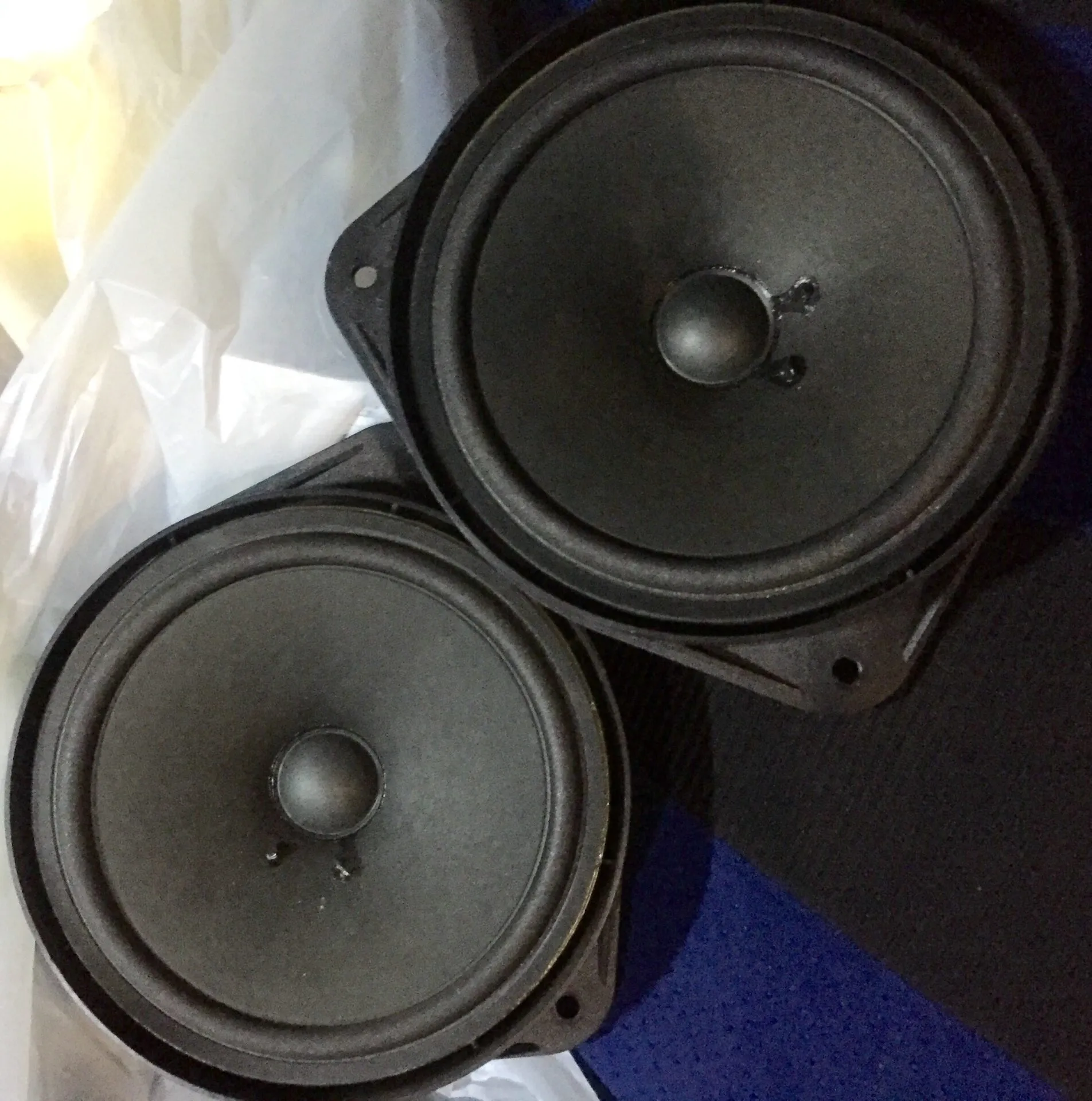 取り外した純正スピーカー。とても音が悪いです。