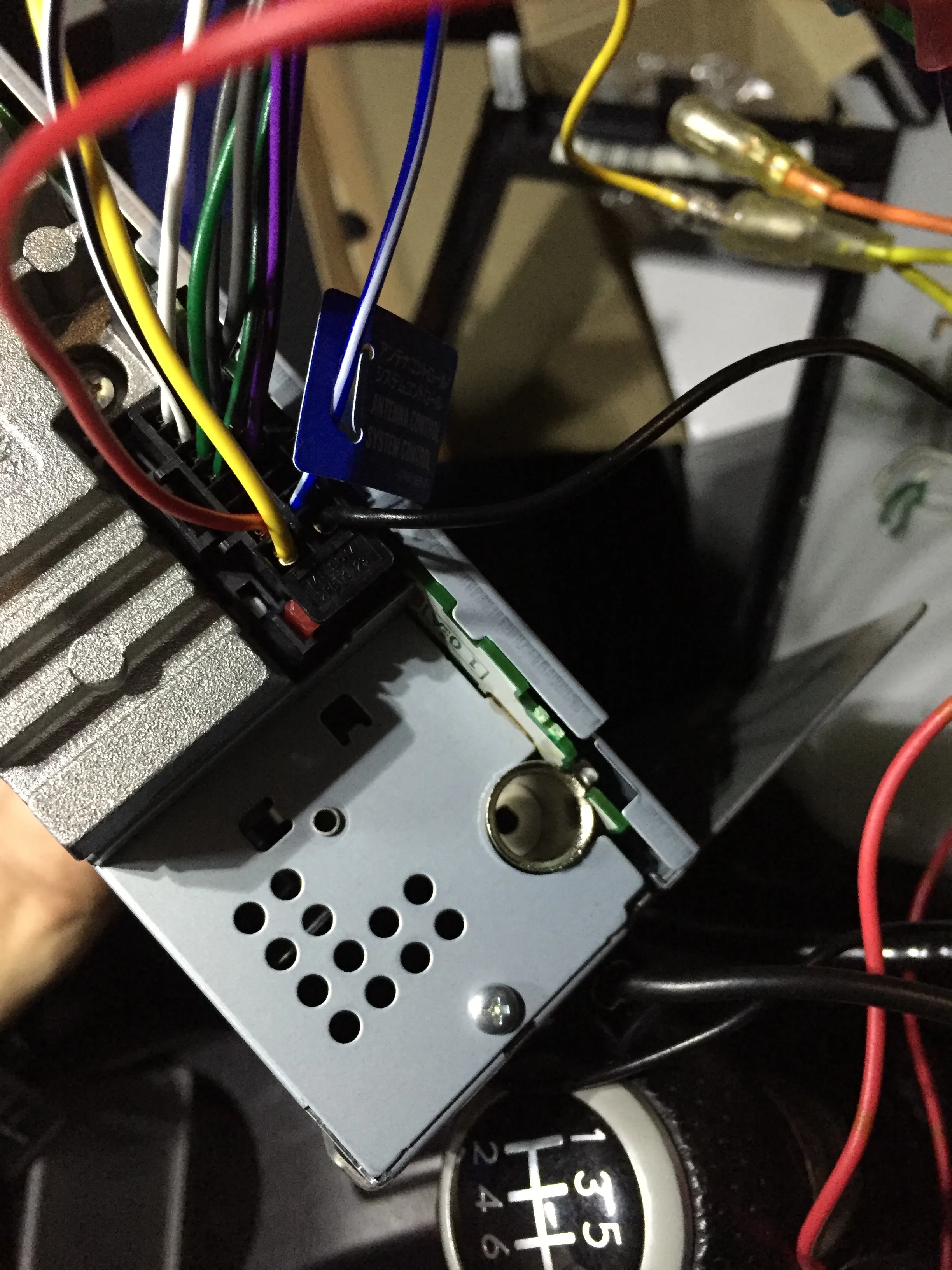 何の穴かわからなかったけど、ラジオのアンテナ。