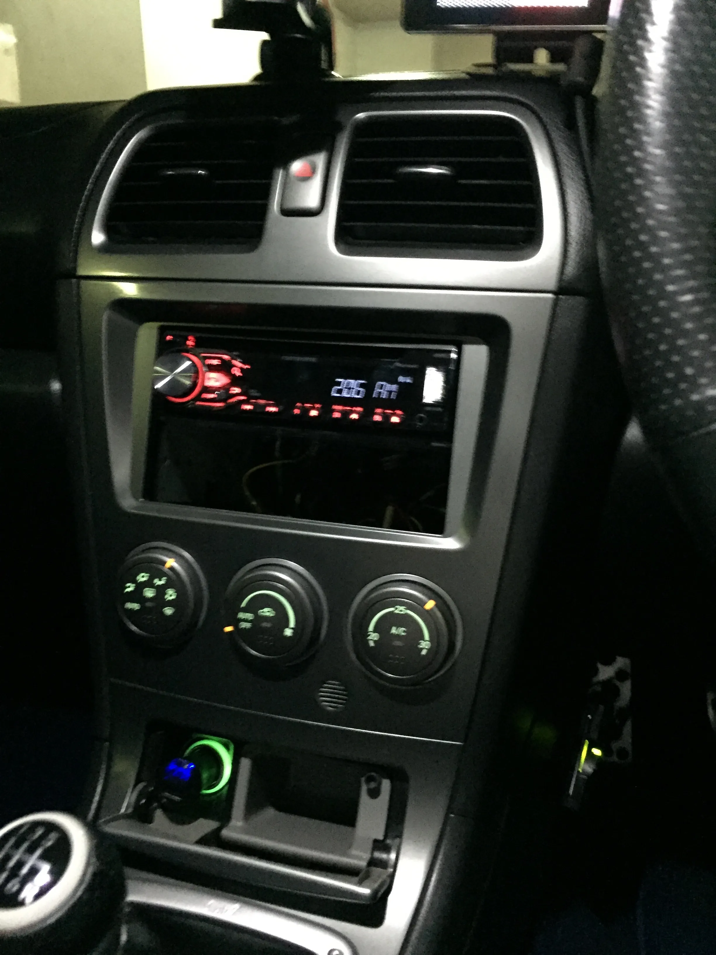 取り付けました。コードは適当に同じ色の所に繋げればOKです。余った1DINはiPadホルダーをばっちり固定するための場所にする。