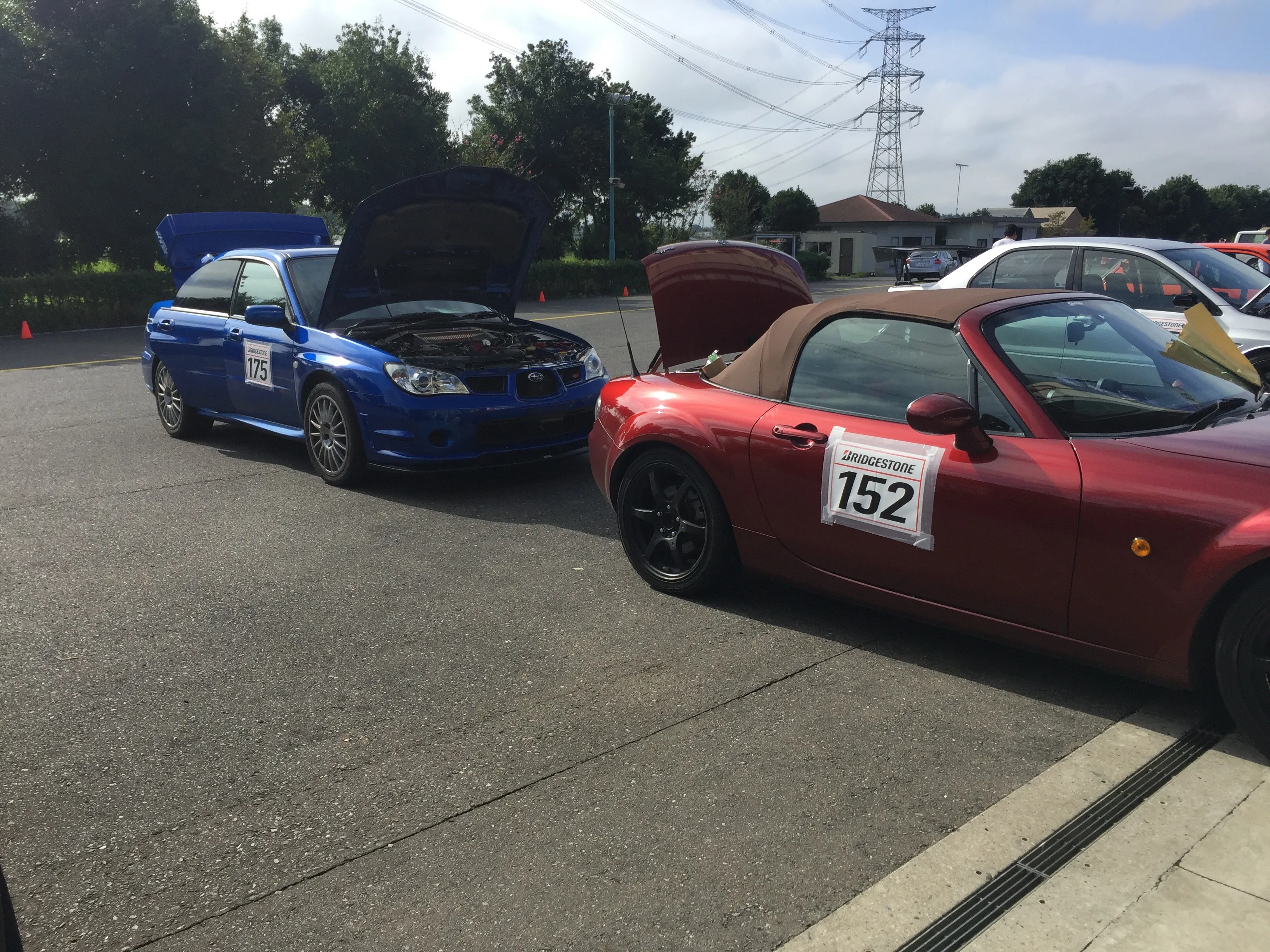 なんとなくエンジンルームを空けておく謎