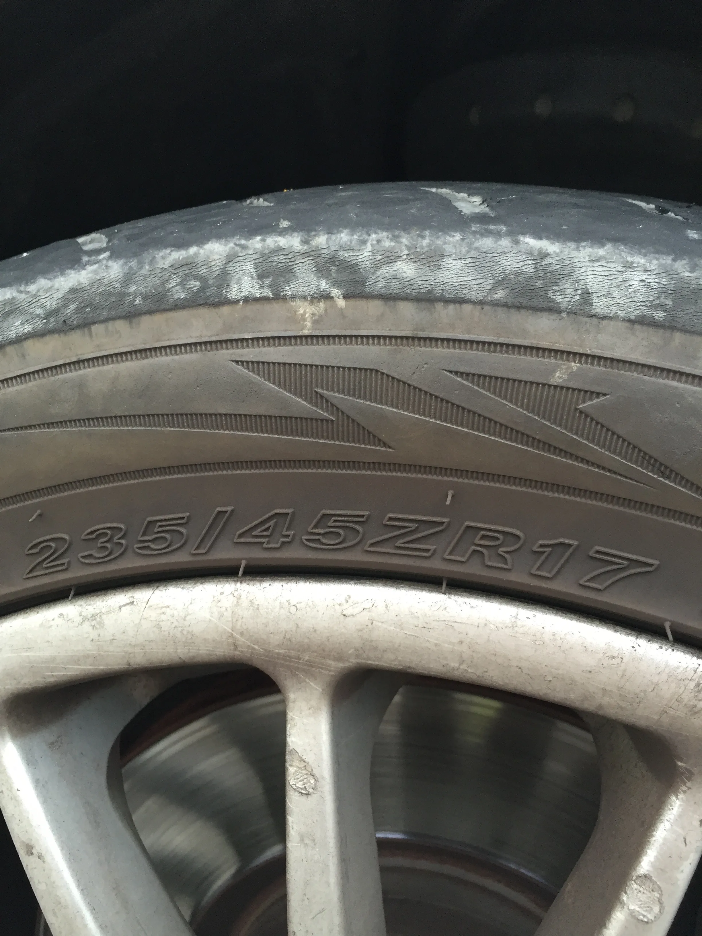 Nexenの1本5000円ぐらいのやつが元から付いていた。 235/45R17 ロードノイズが酷い！まじでうるさい。