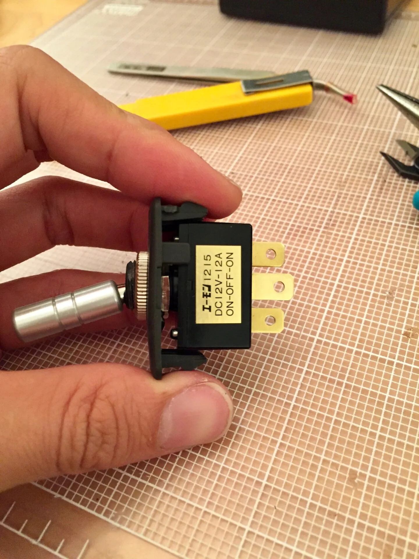 on-off-onスイッチ