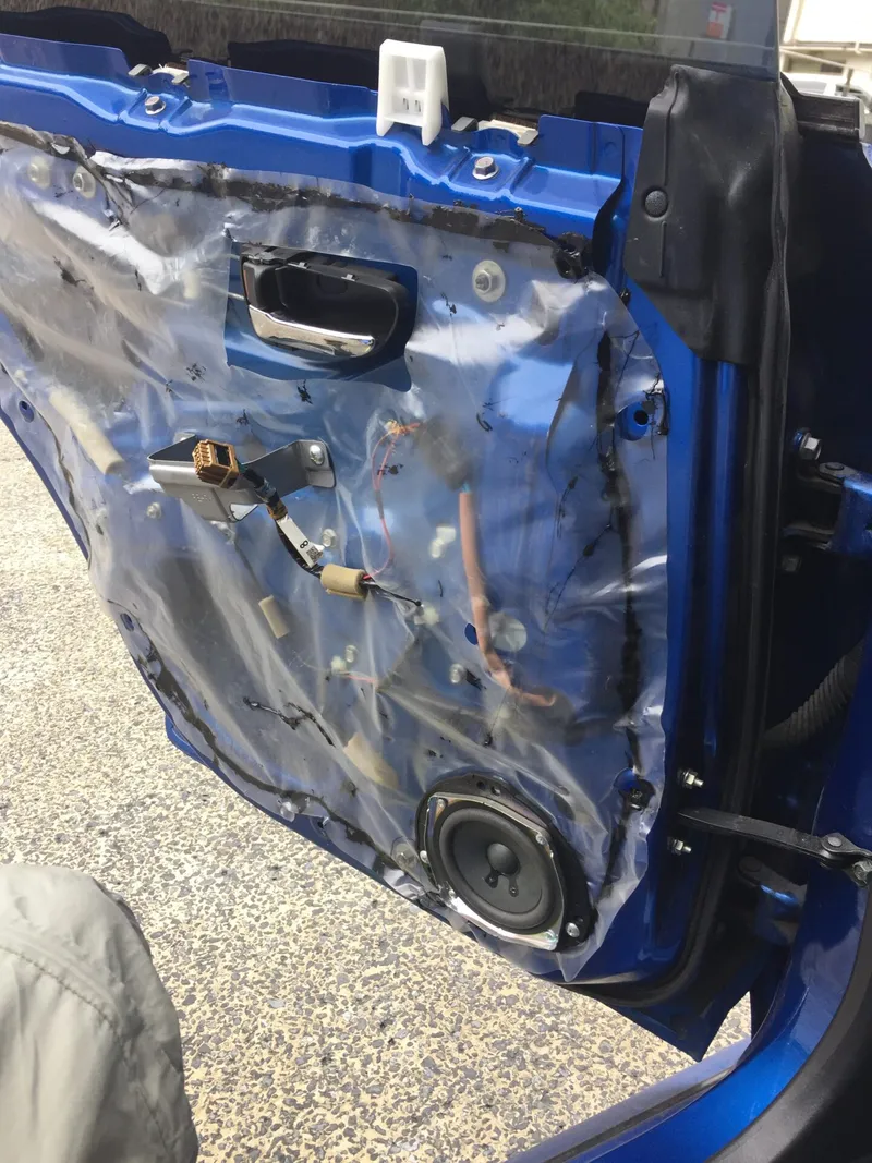 リアスピーカー撤去